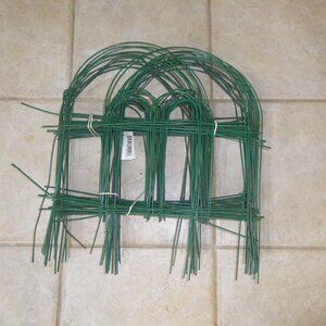 18 Pieces Cathedral Folding Green Wire Garden Fence - Mixed Lot